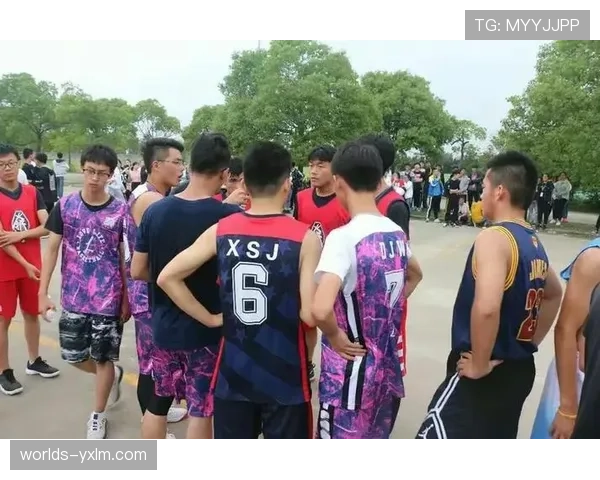 高温导致饮水暂停次数增加,教练组利用短暂间歇面授机宜调整防守阵型 高温导致饮水暂停次数增加,教练组利用短暂间歇面授机宜调整防守阵型